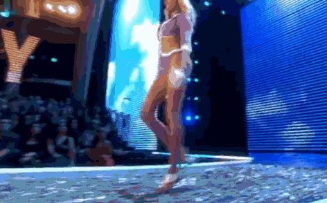 T台模特摔跤*案惨**!隔着屏幕都替她们脚疼