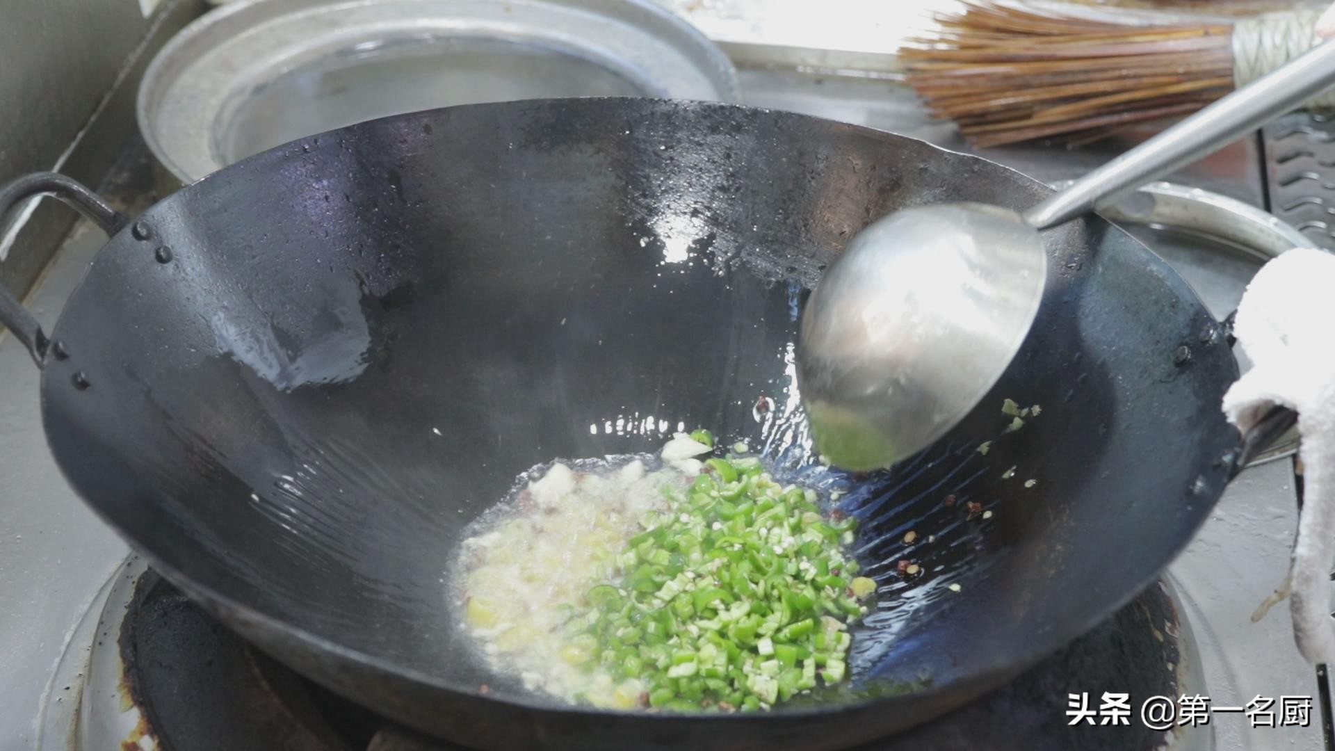 鲤鱼好吃有诀窍，做出来肉质嫩滑，汤鲜味美，一顿多吃两碗饭