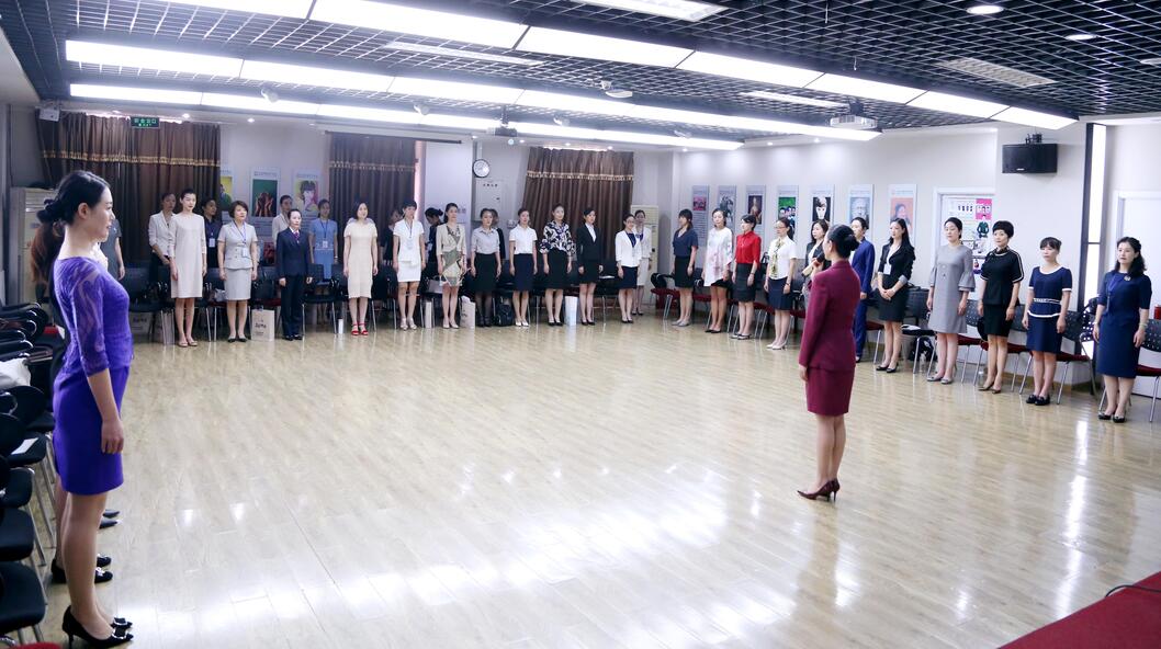 礼仪培训师课程是每个有追求女生的必修课