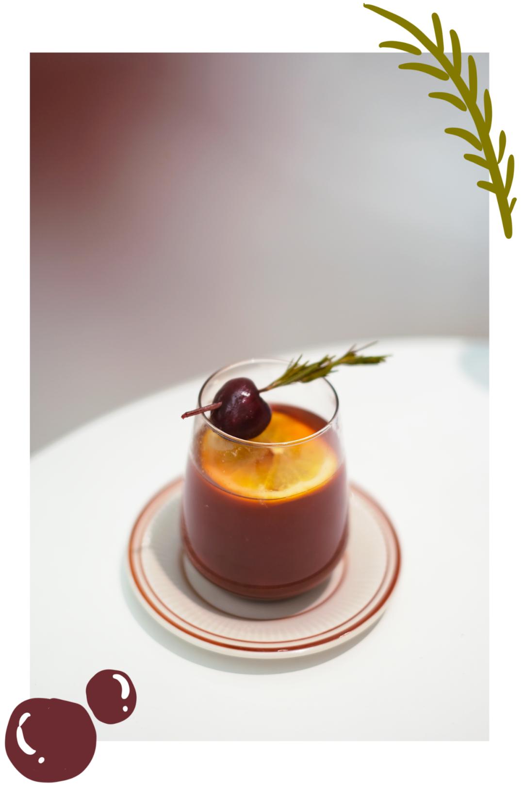 一个女人在家喝果酒,女孩子可以喝自己做的果酒吗