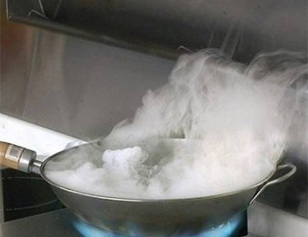 厨房怎样装排气扇油烟更容易排,厨房油烟机排烟效果差加装排风扇