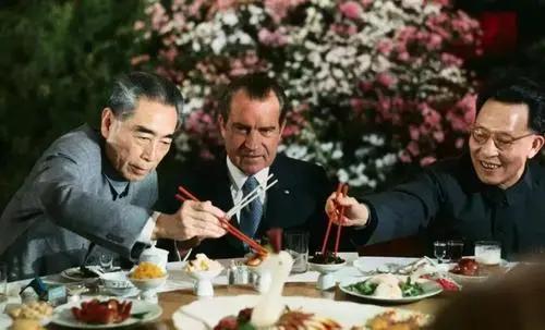 周恩来的人格魅力有多强？为什么能得到敌人的崇敬，全世界的尊敬