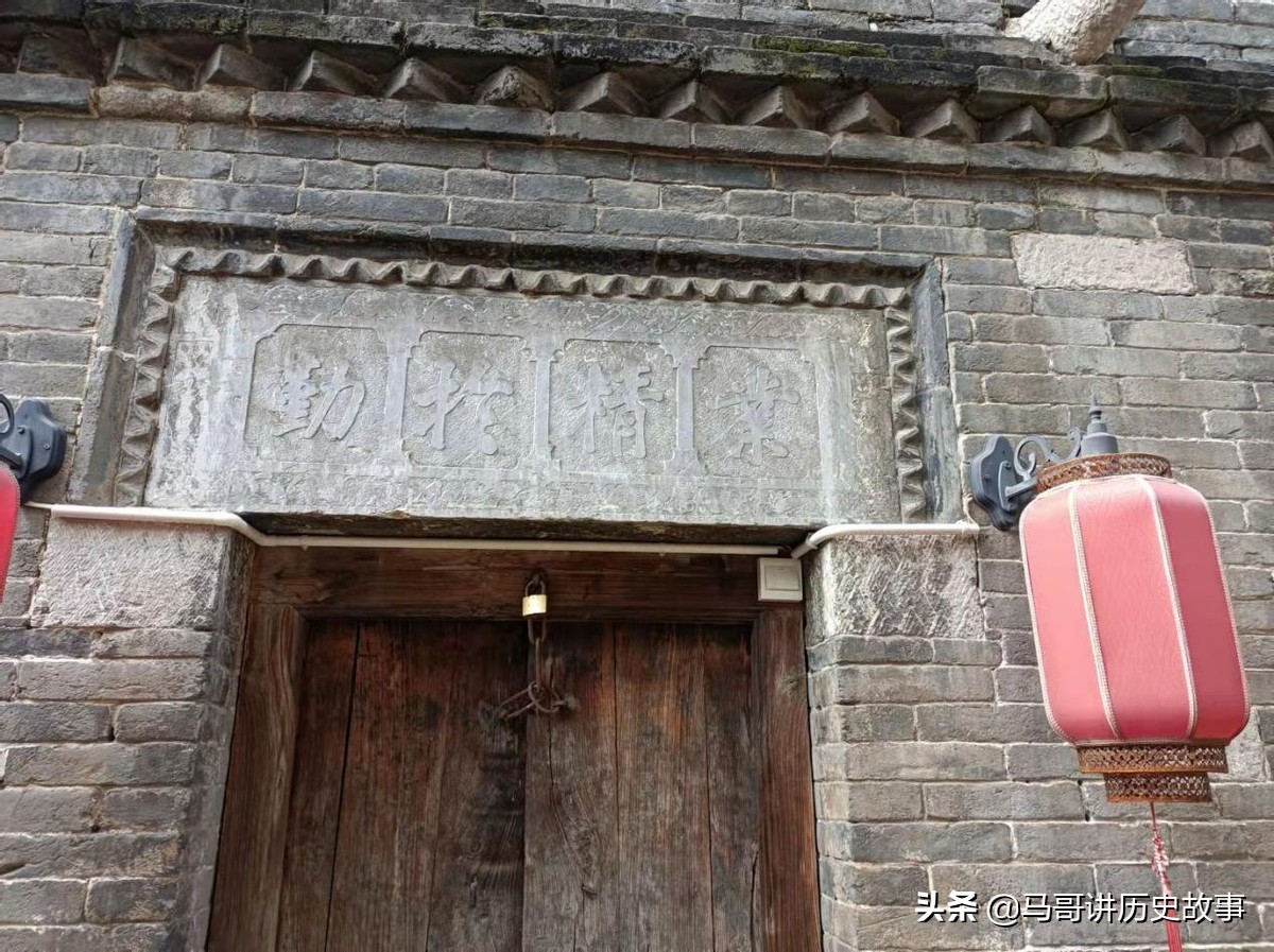 河南省鹤壁市鹤山区西杨邑村秦家大院门楣“道德广居”与传统文化