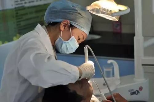 牙医眼中的洗牙竟然这么神奇,可以“包治口腔百病”