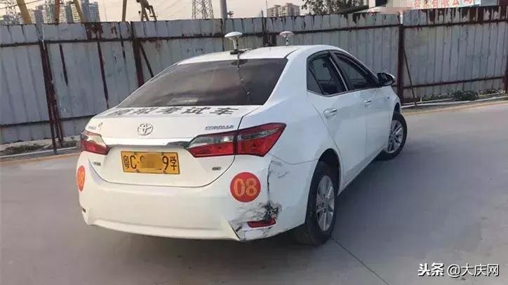 女司机考科目二当场吓傻蹲地上,女子科目二考试被别停崩溃大哭