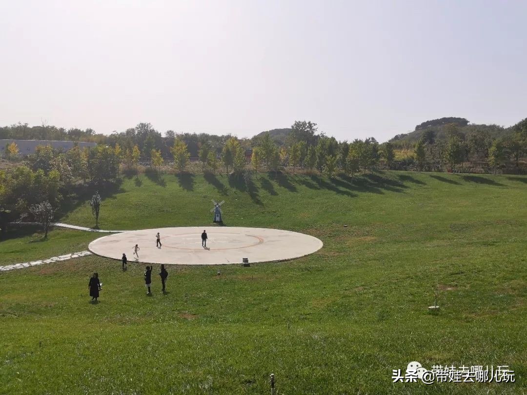 住别墅、滚草坪、躺在床上看电影，密云轻奢营地的花样玩法