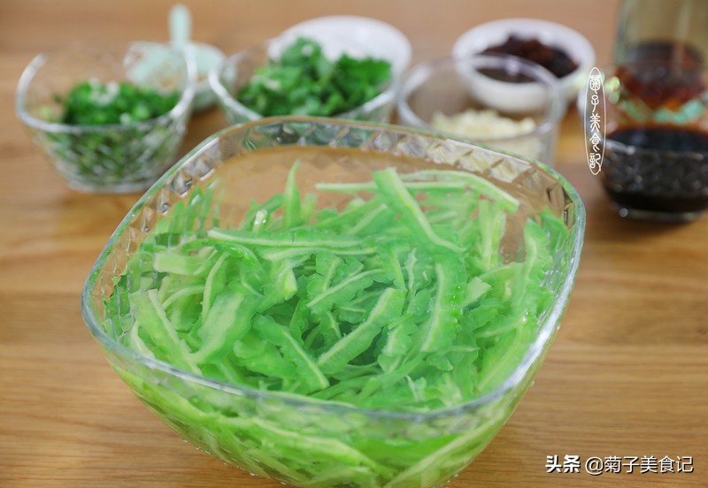 凉拌苦瓜最好吃的做法不泼油,凉拌苦瓜甜最好吃的做法