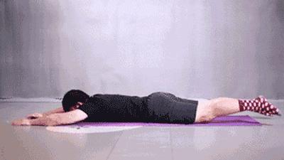 脖颈前伸腰背痛，都是探颈惹的祸，睡前做两个动作，改善探颈问题