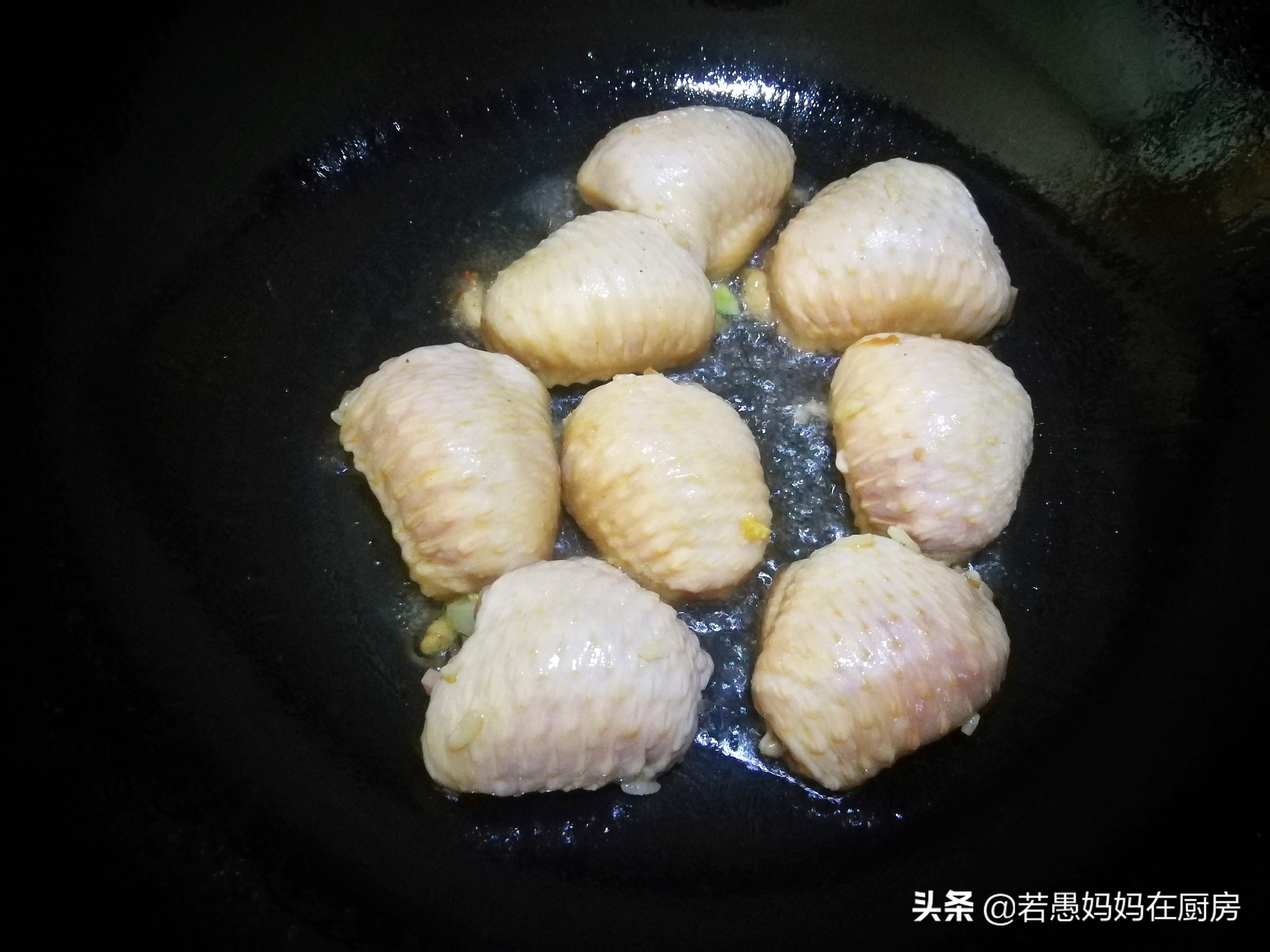 鸡翅包饭不用烤箱只用锅子,网红小吃鸡翅包饭视频