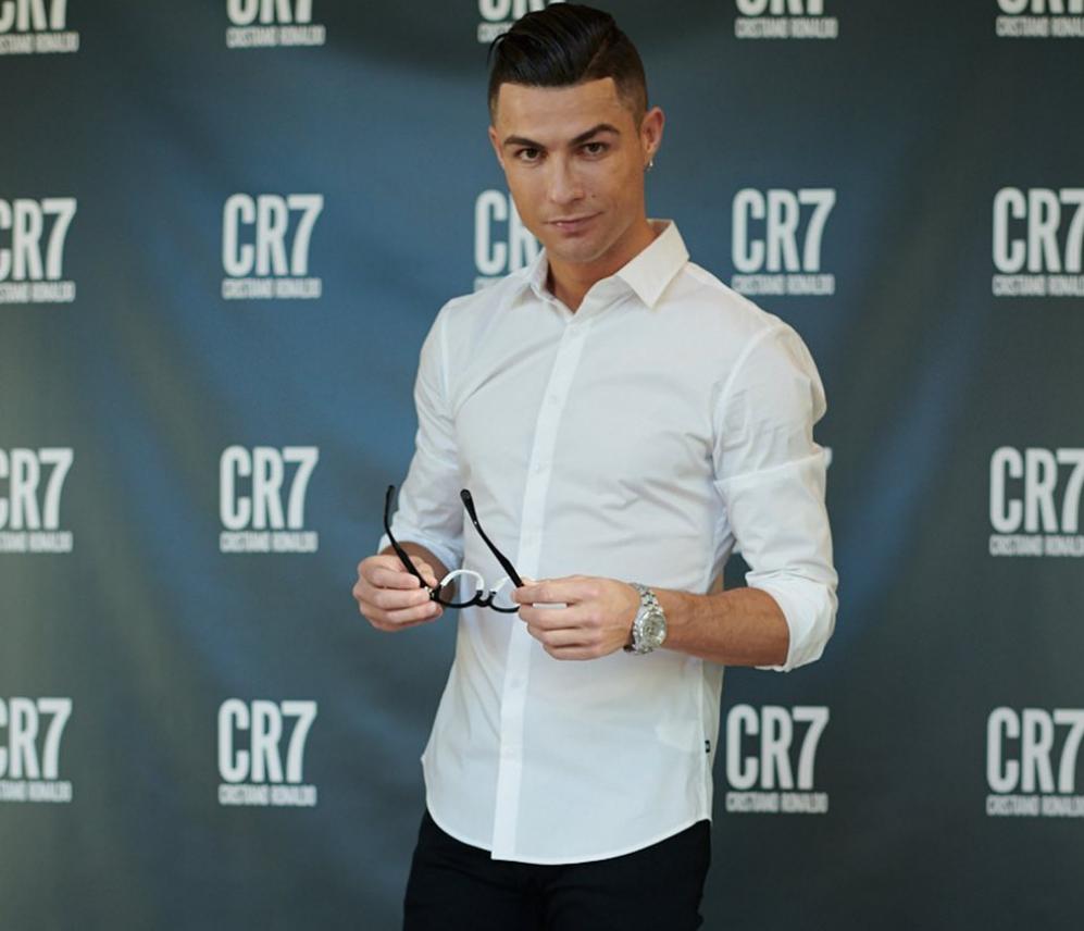 人生大赢家！C罗自家品牌眼镜大卖，未婚妻“臀围”不输卡戴珊