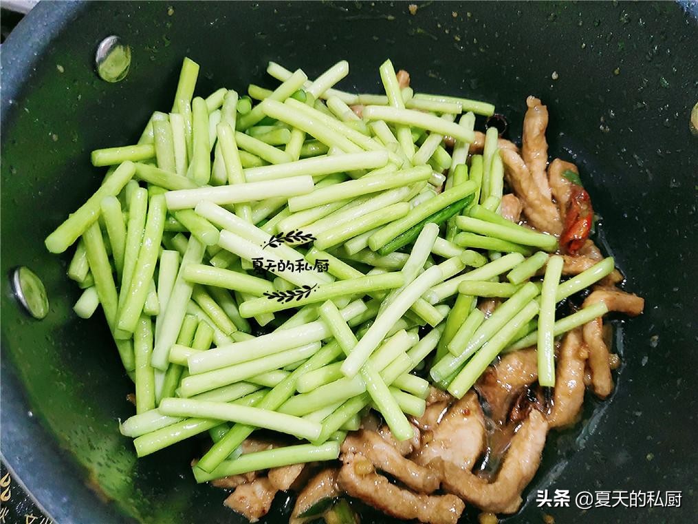 怎样使炒好的蒜苔持久不变色,蒜苔有点老怎么炒好吃