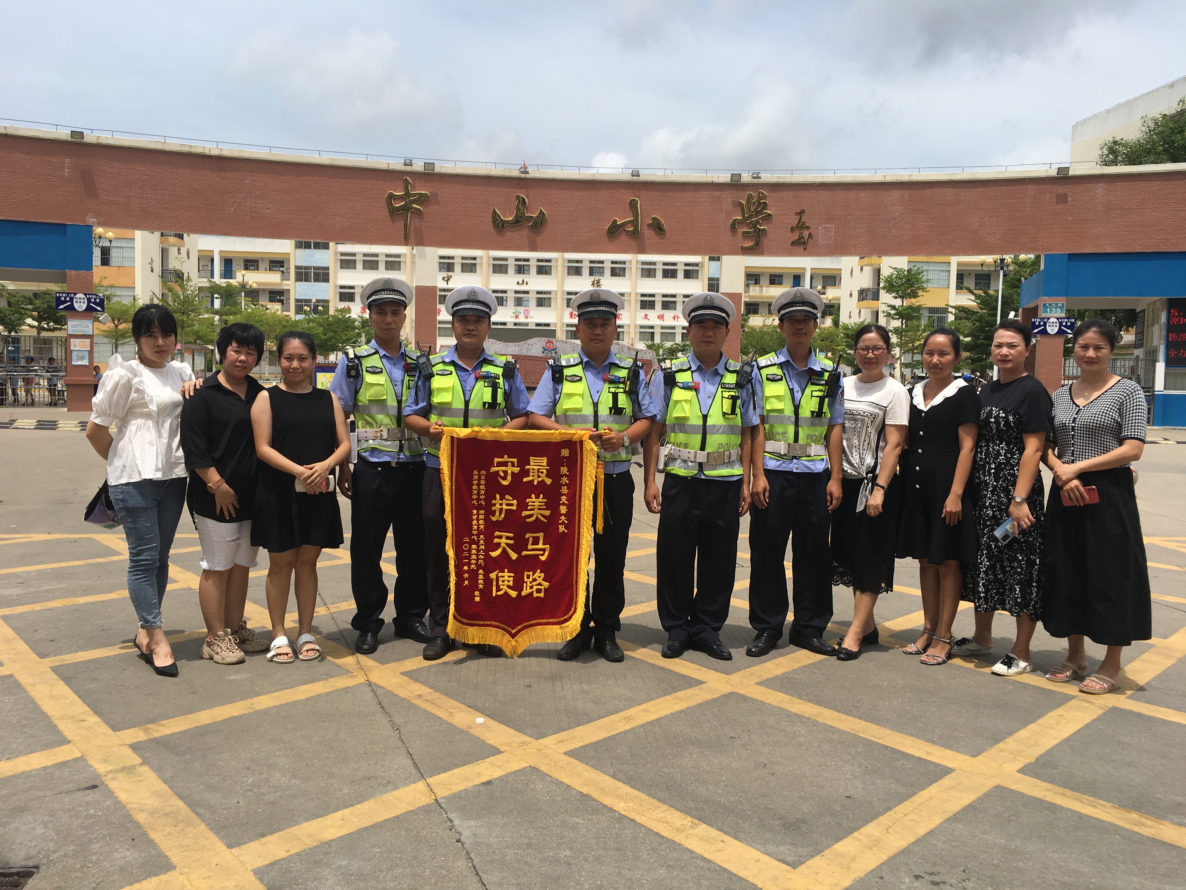 交警抗疫期间送锦旗,陵水交警护航高考