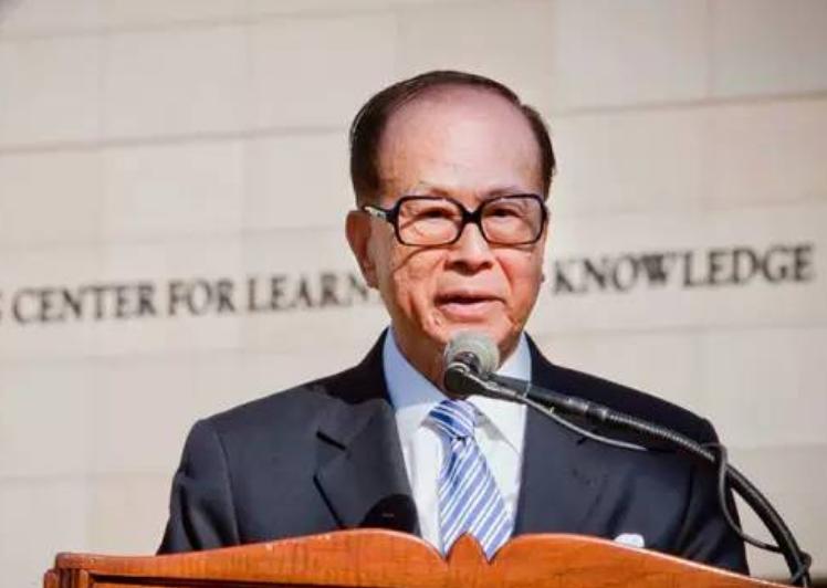 千亿港珠澳大桥已通车,李嘉诚曾强烈反对建桥,会因此损失惨重?