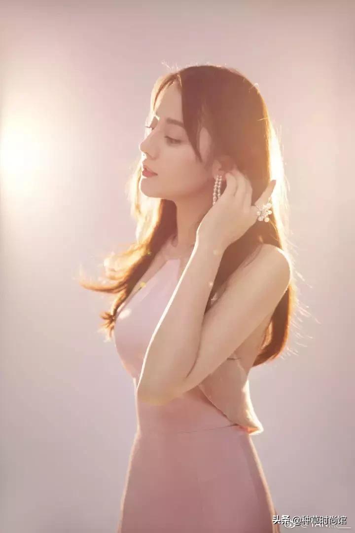 关晓彤素颜自拍与鹿晗撞脸,关晓彤为鹿晗庆生后芭比造型亮相