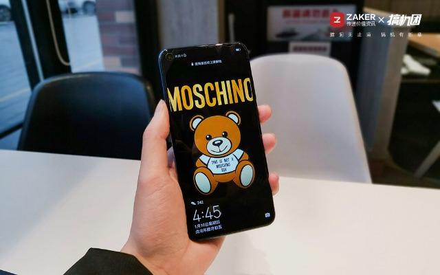 挖孔屏好用吗，相机自带8倍镜，能玩英雄联盟：荣耀V20体验