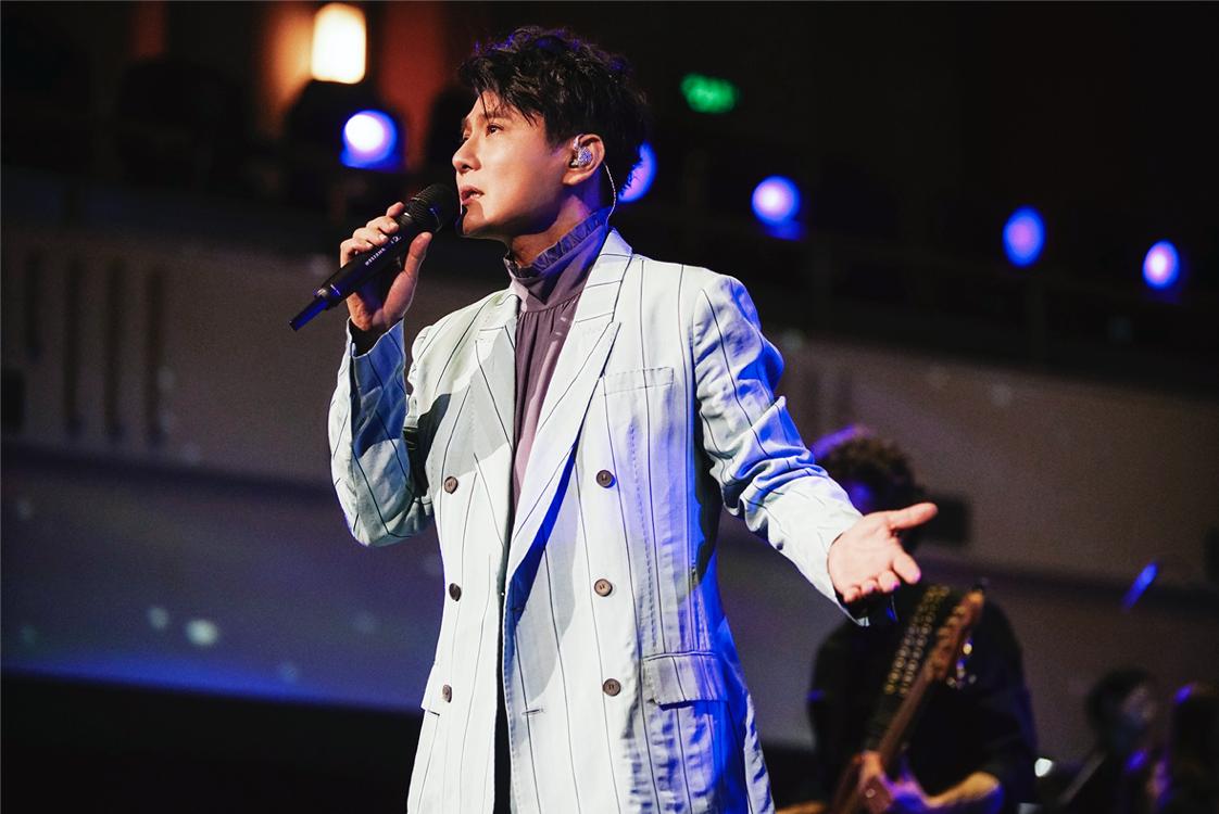 张信哲总有一种信仰让人动容不已,张信哲的宽容让我们明白了什么