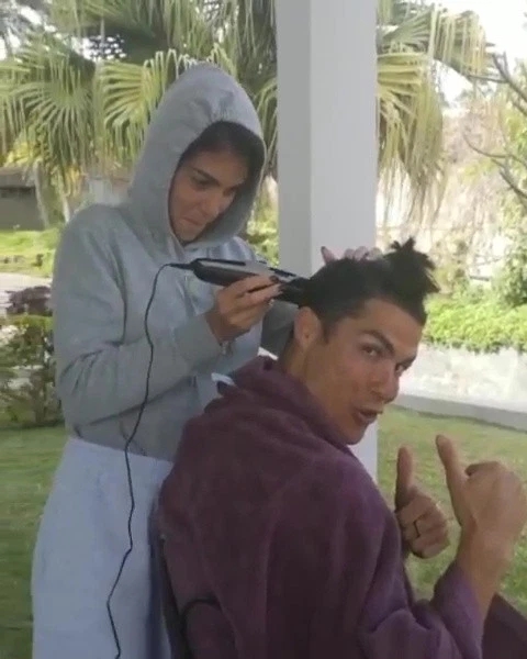 c罗从贫民窟到亿万豪宅,c罗年入1.25亿美元多少人民币