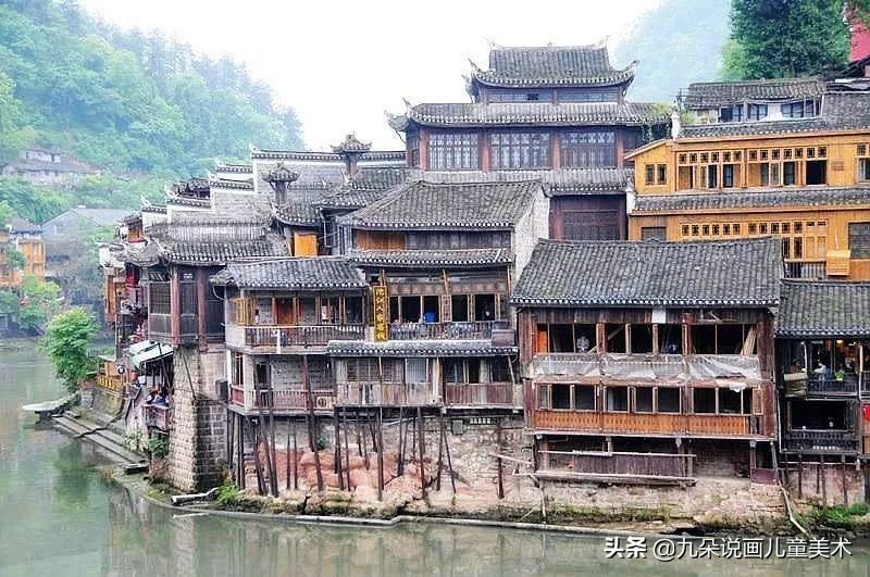 儿童画吊脚楼教程,创意儿童画苗族吊脚楼