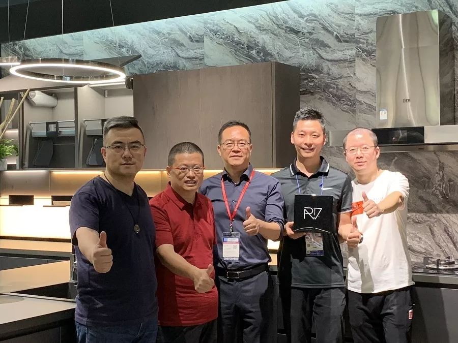 厨卫奥斯卡刻上德贝烙印，德贝制造荣耀亮相