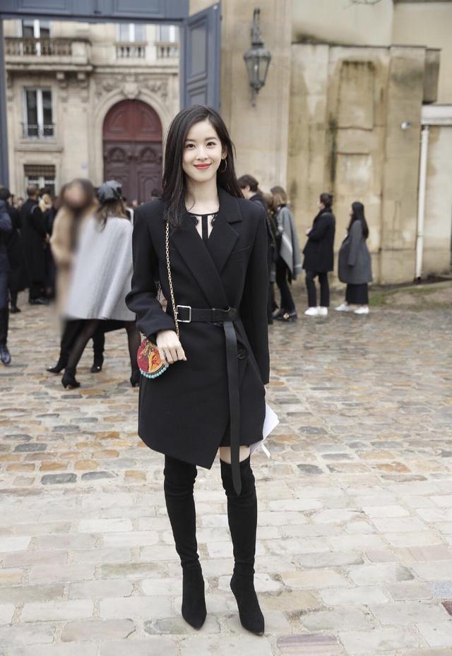 章泽天西装穿搭,章泽天出席晚宴穿金丝绒晚礼服