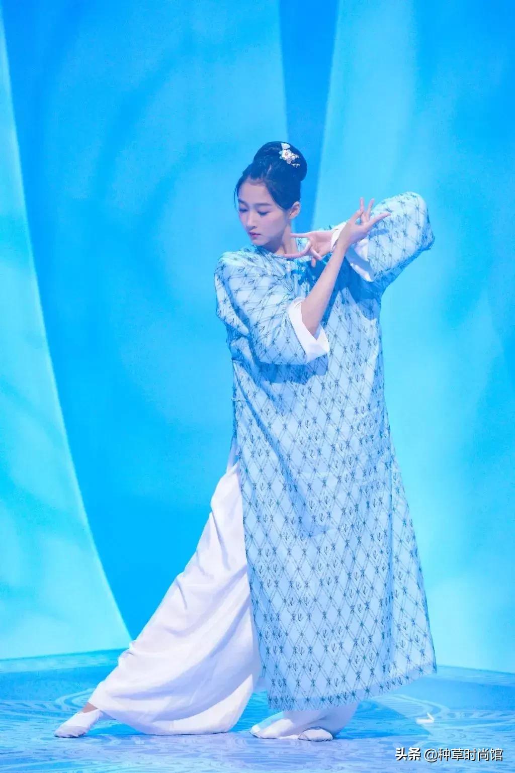 关晓彤素颜自拍与鹿晗撞脸,关晓彤为鹿晗庆生后芭比造型亮相