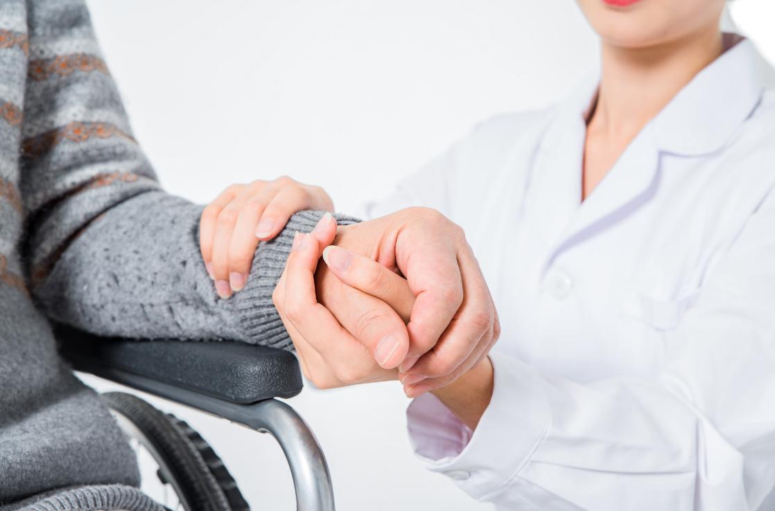 如何照顾失能失智父母,颐安陪护有限责任公司