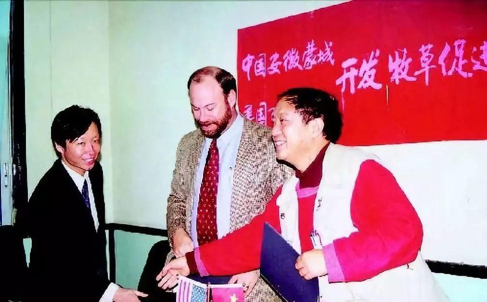 冯巩搭档牛群:被质疑贪污,64岁节目中晕倒,这些年他有多惨?