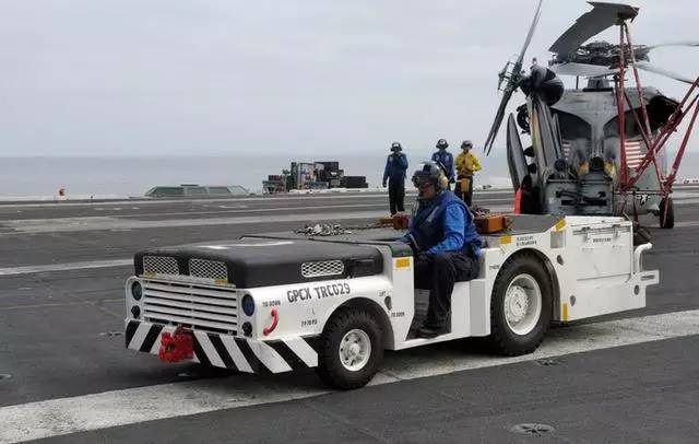 航母上的特种消防车,中国航母配备的飞机是什么型号