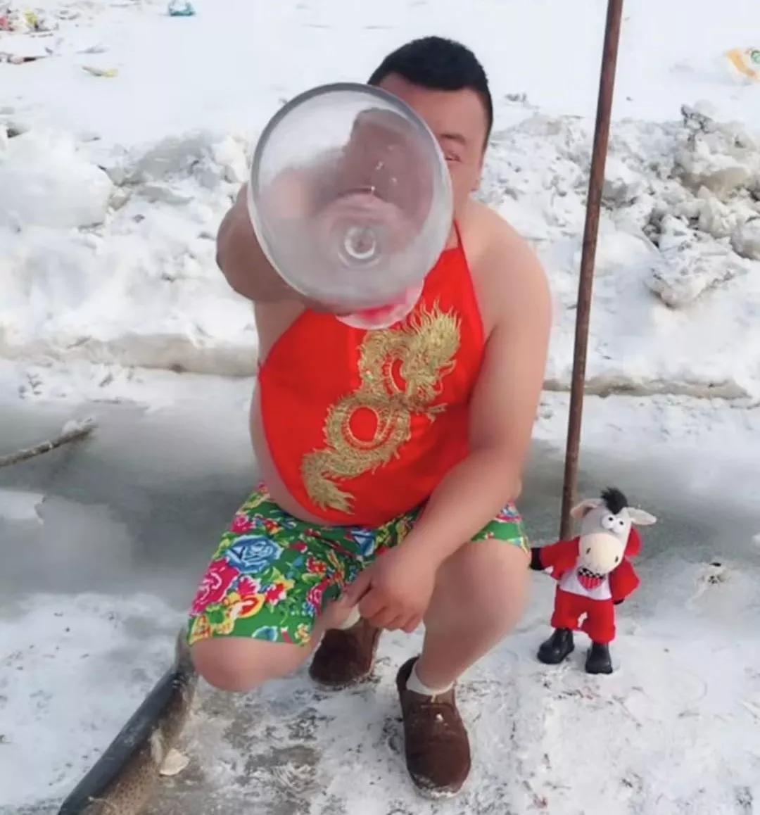 在祖国最东边零下20度的夜里,直播捞鱼