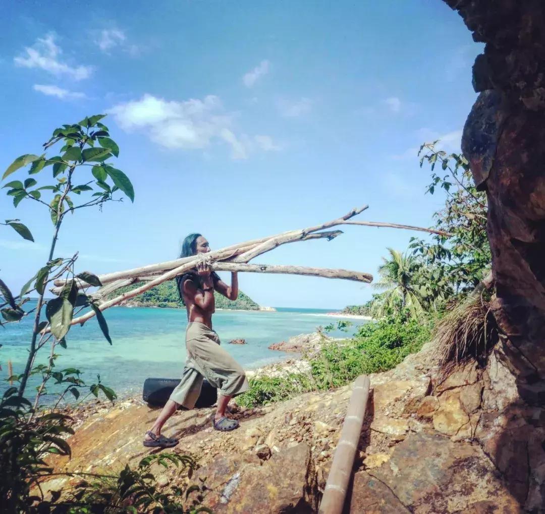 他卖掉豪宅搬进山洞,做出一个全世界风景最好的厕所