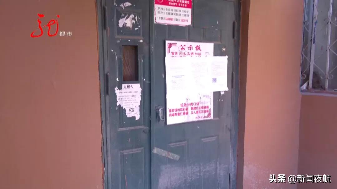 楼道贴广告被打,小区墙面布满小广告