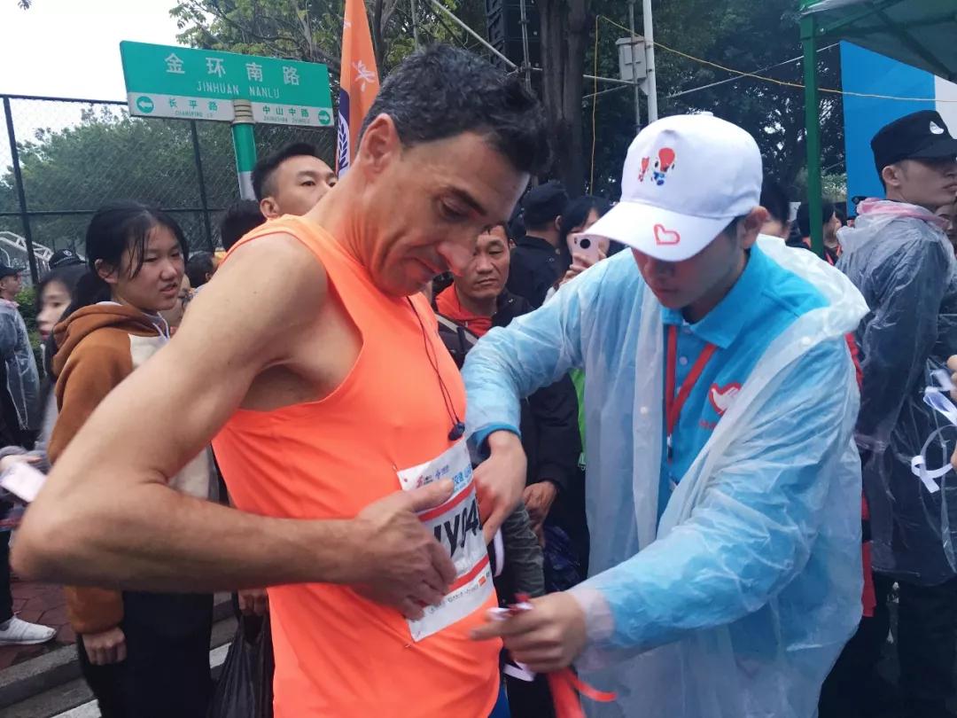 在街头当志愿者,凌晨四点出门当志愿者