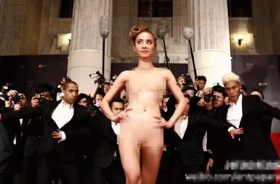 蔡依林的18年老粉儿,蔡依林一身红蓝