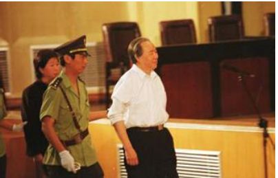 300元白手起家,用罐头换飞机赚1个亿,最后沦为中国第一*子骗**