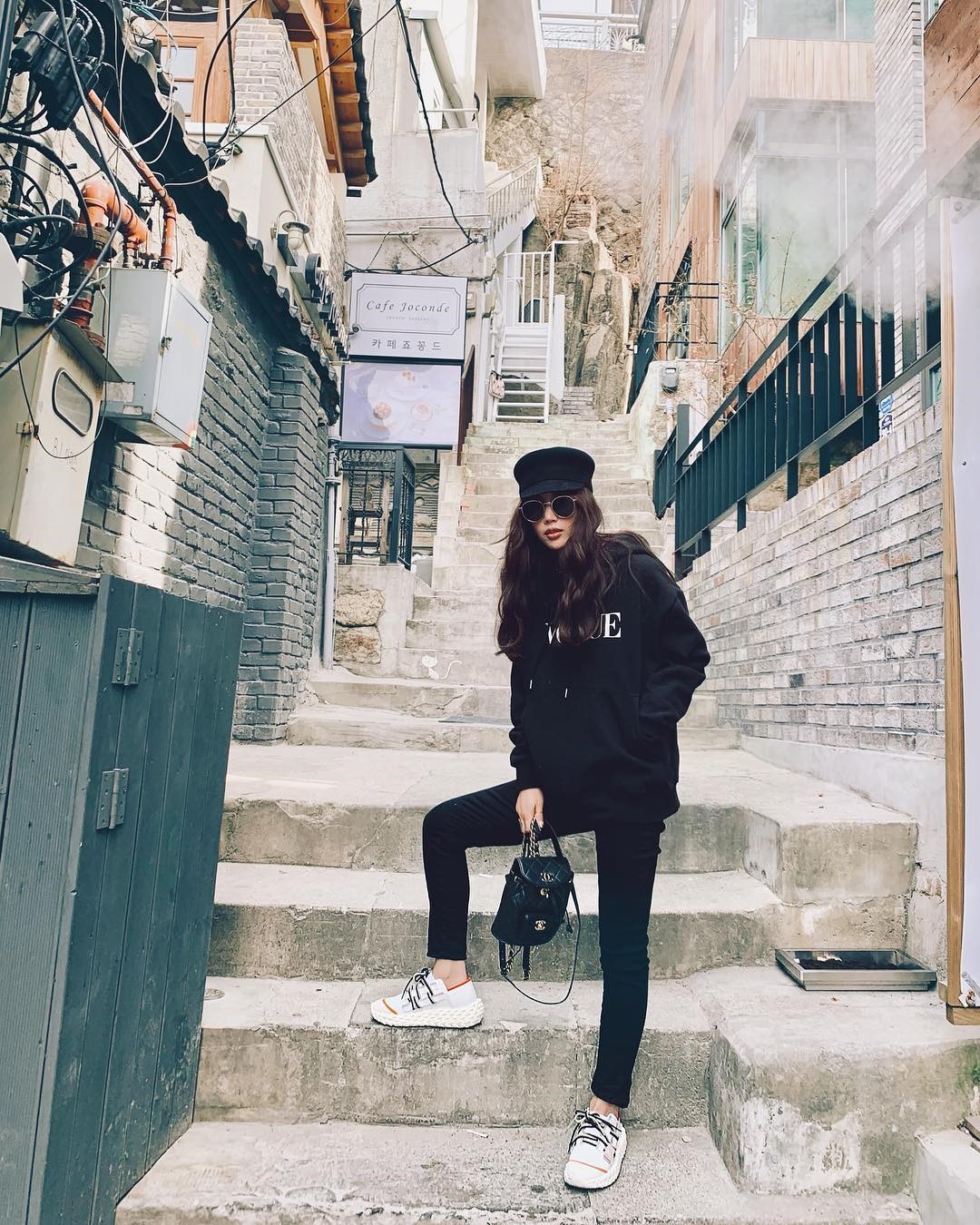 韩国小姐姐日常穿搭太有个性了！镂空长裙+黑夹克背心展现野性美