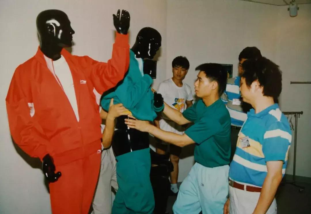 李宁百鬼夜行,李宁一黑一白鞋子