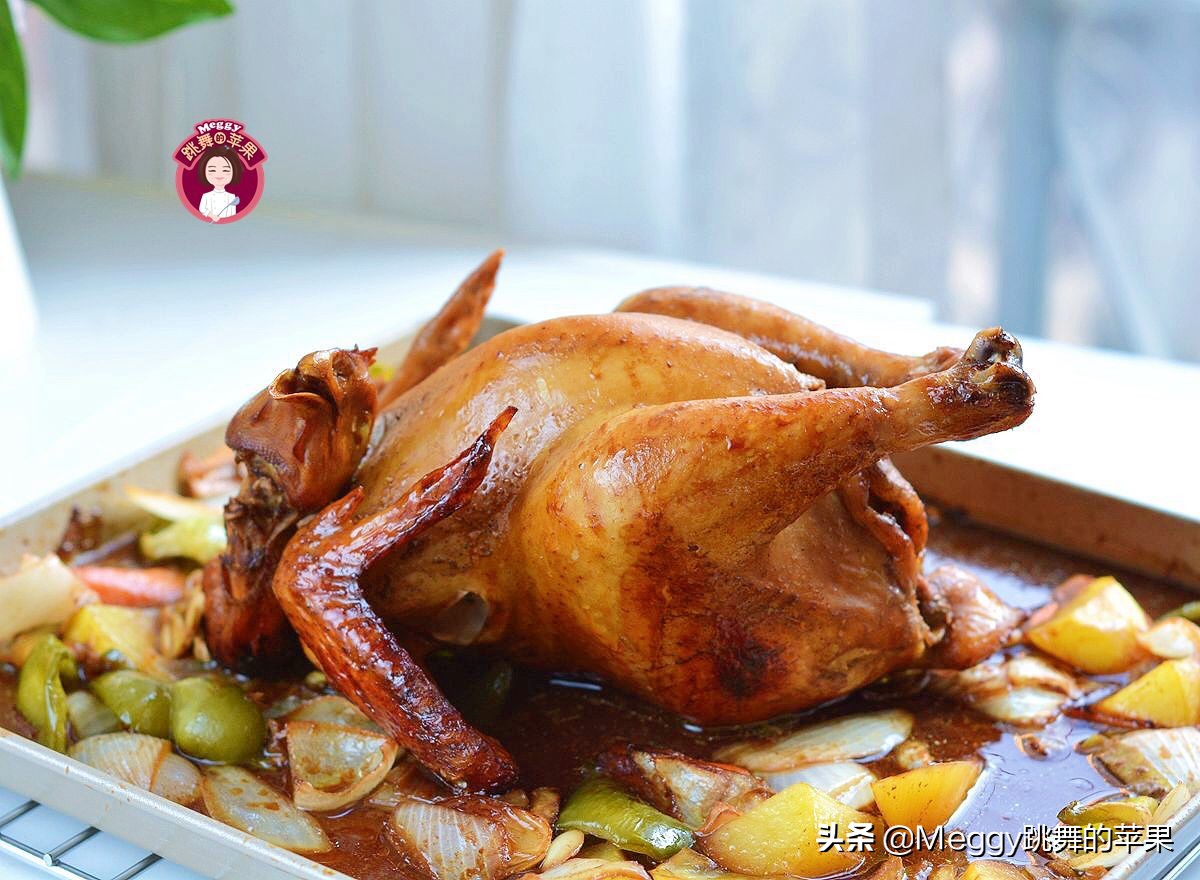 烤全鸡酥嫩鲜香,炭火烤全鸡怎么烤出外酥里嫩