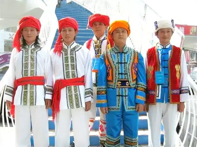 歌手开嗓的奇葩方式：徐小凤喝辣椒油、谭咏麟喝冰水、王爱华喝酒