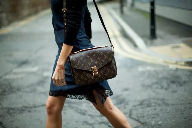 包包推荐小众高级感邮差包,经典时尚百搭邮差包