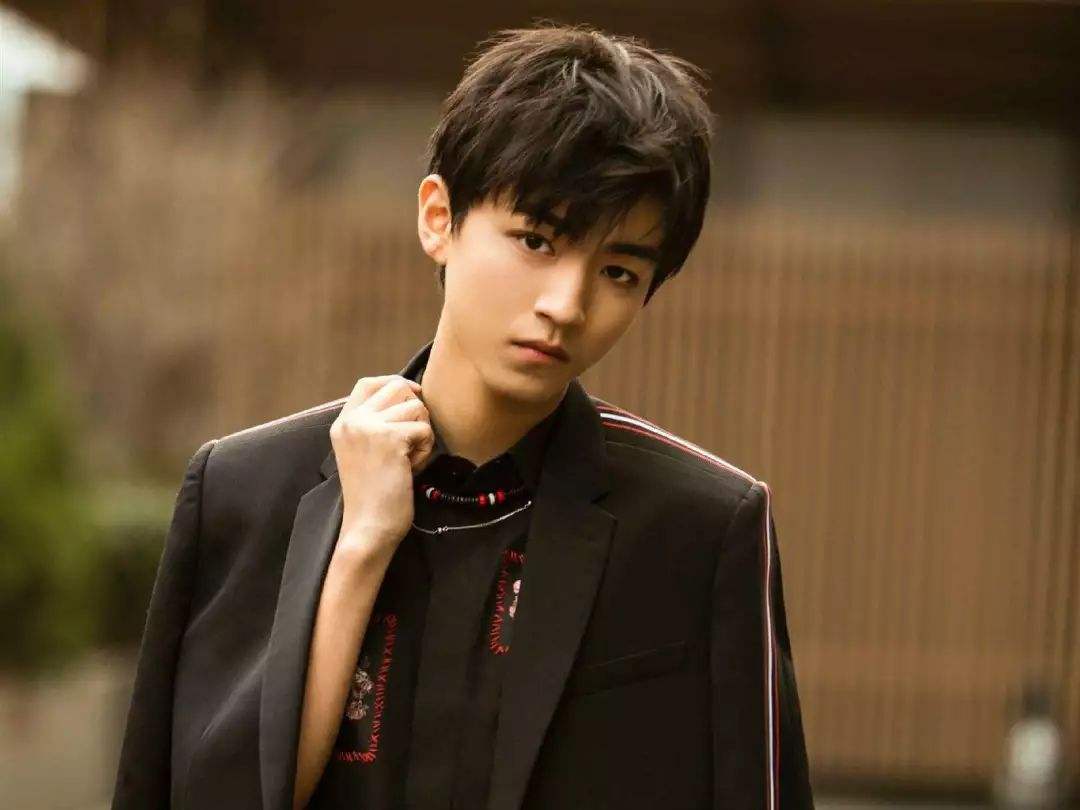 易烊千玺是否被过度吹捧,易烊千玺抠门日常