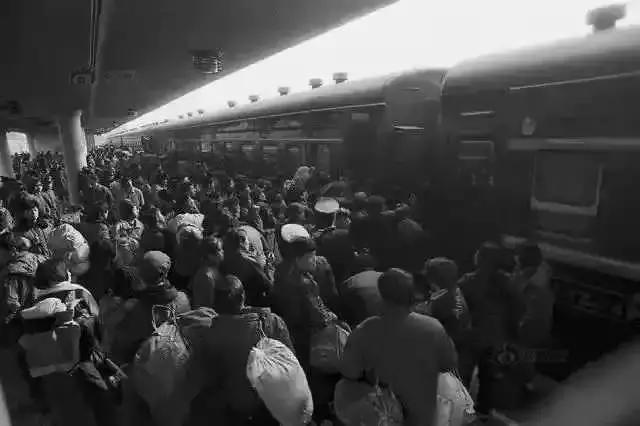 春运回家有多难视频,渐行渐远的孤单的旅途