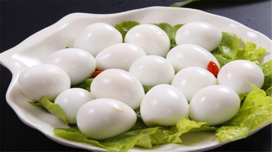 用筷子难以夹起的5种食物，鹌鹑蛋上榜，能轻松夹起一种算你赢