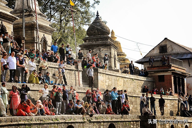 尼泊尔恒河上的烧尸庙,夜游尼泊尔烧尸庙