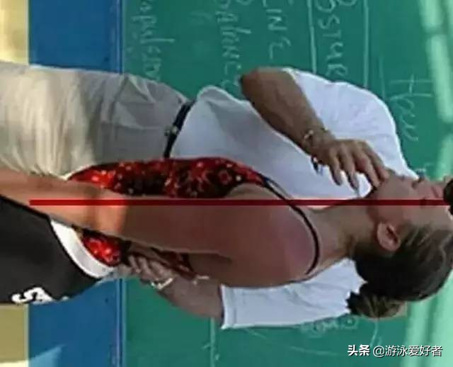 仰泳鼻子总是呛水,仰泳时手往后一伸就呛水