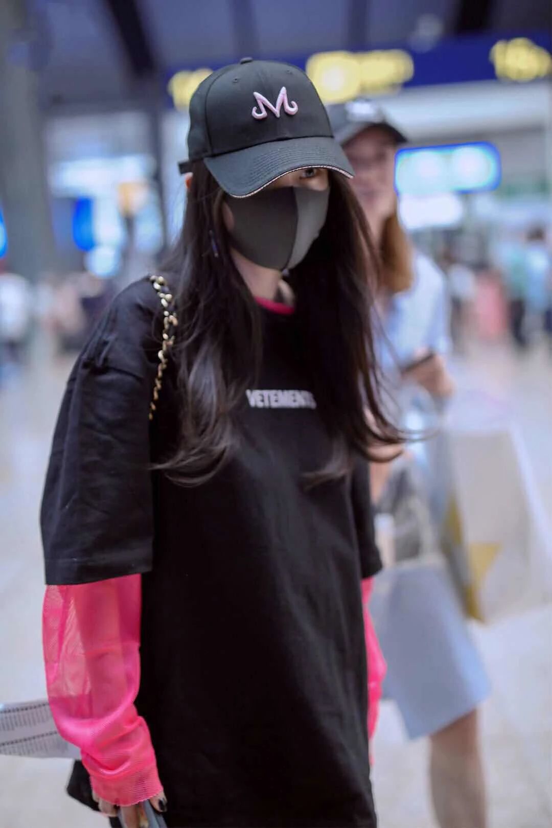 杨幂白色马丁靴低帮,杨幂长筒系带英伦马丁靴明星穿搭