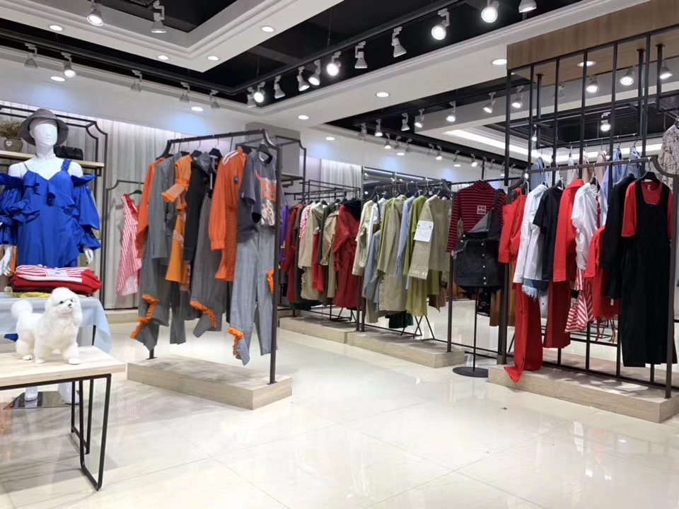 品牌女装尾货折扣批发与加盟,品牌折扣女装店进货价