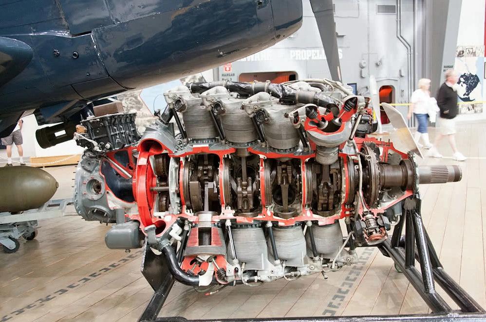 重量级拳击手，侧风下也能在航母上安全着陆，终成末代螺旋桨战机