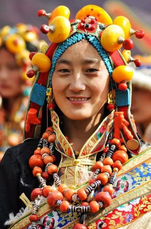 蜜蜡到底值不值得玩,藏民戴的蜜蜡大多数是变形的