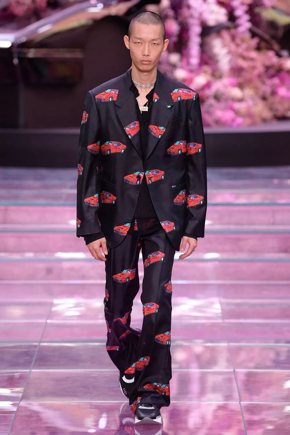 范思哲2018米兰春夏男装大秀,范思哲创意总监donatellaversace