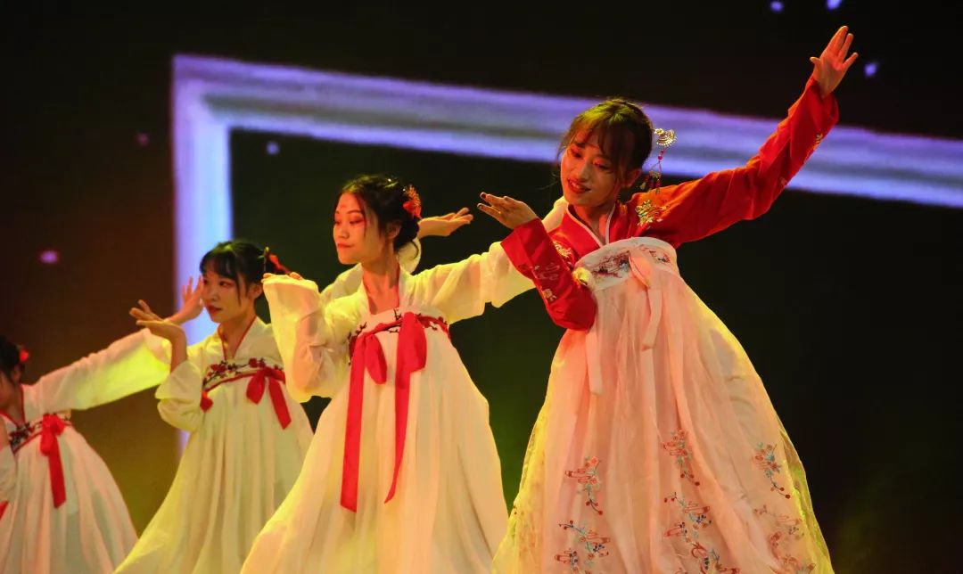 一场派对，一张面具，浪漫由你！川大锦江学院举行“假面舞会”